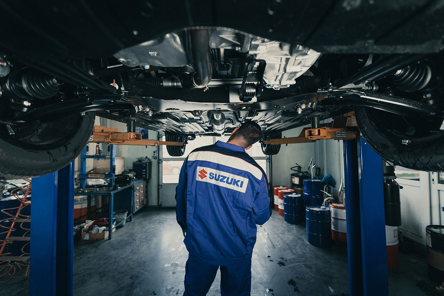 Suzuki vozilo i servisni savjetnik u ovlaštenom servisu